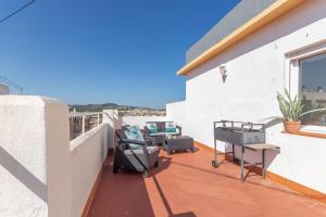 uma varanda com cadeiras e uma mesa num edifício em Pondarosa Penthouse 55 - Costa CarpeDiem em Calpe