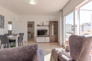 TV a/nebo společenská místnost v ubytování Pondarosa Penthouse 55 - Costa CarpeDiem