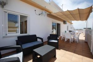 d'une terrasse avec un canapé, des chaises et une table. dans l'établissement Pondarosa Penthouse 56 - Costa CarpeDiem, à Calp