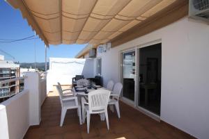 un balcon avec une table et des chaises dessus dans l'établissement Pondarosa Penthouse 56 - Costa CarpeDiem, à Calp