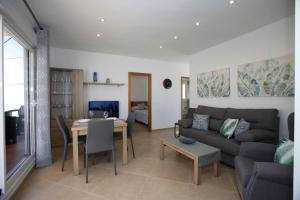un salon avec un canapé et une table dans l'établissement Pondarosa Penthouse 56 - Costa CarpeDiem, à Calp