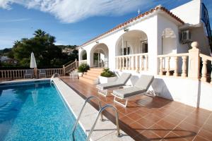 uma villa com uma piscina e uma casa em Villa Robin - Costa CarpeDiem em Calpe