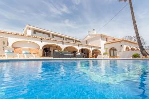 duży basen przed domem w obiekcie Villa Rústica - Costa CarpeDiem w mieście Calpe