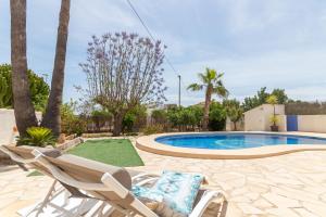 patio z krzesłem i basenem w obiekcie Villa Rústica - Costa CarpeDiem w mieście Calpe