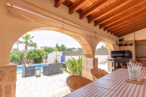 patio ze stołem i krzesłami w obiekcie Villa Rústica - Costa CarpeDiem w mieście Calpe