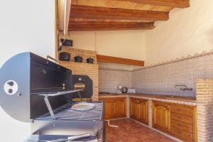 kuchnia z płytą kuchenną w kuchni w obiekcie Villa Rústica - Costa CarpeDiem w mieście Calpe +37 zdjęć