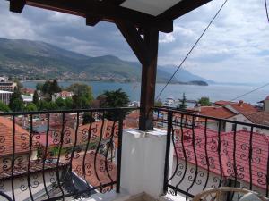 einen Balkon mit Blick auf das Wasser in der Unterkunft Villa Stefanija in Ohrid