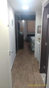 einen Flur mit einem Zimmer mit einem Bett und einem Hallwayngthngthngthngthngthngthngthngth in der Unterkunft Hotel Cavalinho Branco Flat-105 in Águas de Lindóia