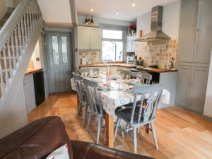 een keuken en eetkamer met een tafel en stoelen bij Anchor Cottage in Salcombe