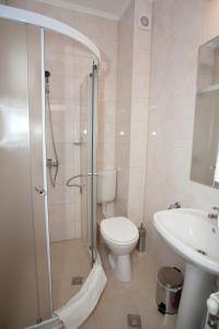 Koupelna v ubytování Hotel Terra + 37 fotografií