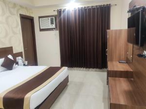 Hotel The Vaishno Devi Hills的电视和/或娱乐中心