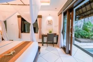 Ein Bett oder Betten in einem Zimmer der Unterkunft The Maya Seminyak Villas
