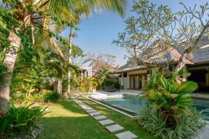 Der Swimmingpool an oder in der Nähe von The Maya Seminyak Villas