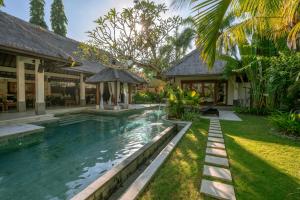 Der Swimmingpool an oder in der Nähe von The Maya Seminyak Villas