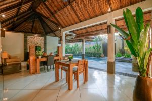 Der Swimmingpool an oder in der Nähe von The Maya Seminyak Villas