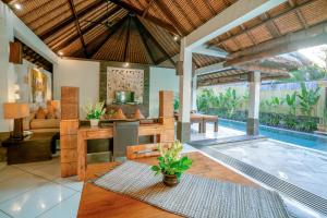 Der Swimmingpool an oder in der Nähe von The Maya Seminyak Villas
