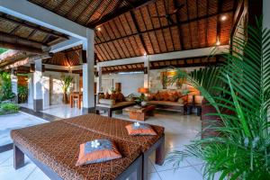 Ein Sitzbereich in der Unterkunft The Maya Seminyak Villas