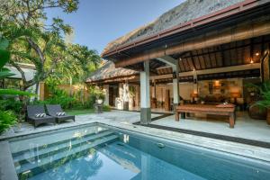 Der Swimmingpool an oder in der Nähe von The Maya Seminyak Villas