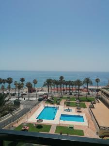 uitzicht op het strand vanaf het balkon van een resort bij Estudio playa Benalmadena in Benalmádena