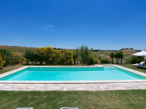 een afbeelding van een zwembad in een tuin bij Belvilla by OYO Farmhouse in Tuscany with Garden in Castelnuovo Berardenga