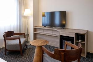 TV a/nebo společenská místnost v ubytování Glocal Hotel Itoshima