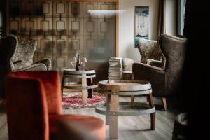 salon z krzesłami i stołem oraz stół sidx sidx w obiekcie Hotel Paradies w mieście Marlengo