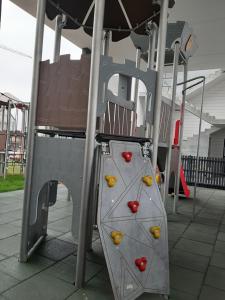Plac zabaw dla dzieci w obiekcie Apartamenty Marzeń