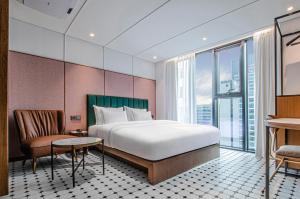 una camera d'albergo con letto, tavolo e sedia di Hotel the Castle bangi 2nd a Seul