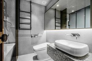 首爾的住宿－Hotel the Castle bangi 2nd，浴室配有盥洗盆、卫生间和浴缸。