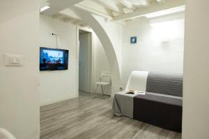 フィレンツェにあるアン バチオ ア フィレンツェのベッドルーム1室(ベッド1台、壁にテレビ付)