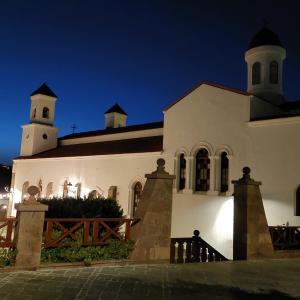 Una iglesia blanca con dos torres encima. en Casa Santana Segura, en Tejeda