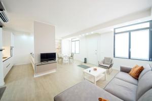 ein Wohnzimmer mit einem Sofa und einem TV in der Unterkunft Venezia center Ca' Corte Paludo WI-FI Fibre in Venedig