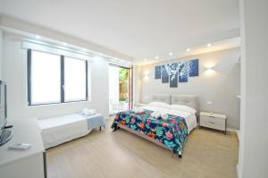 ein weißes Schlafzimmer mit einem Bett und einem Fenster in der Unterkunft Venezia center Ca' Corte Paludo WI-FI Fibre in Venedig