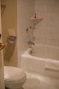 y baño con bañera blanca y aseo. en The Washington Inn en Oakland