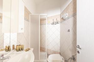 羅馬的住宿－Heart of San Lorenzo，浴室配有卫生间、盥洗盆和淋浴。
