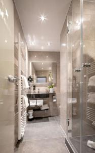 een badkamer met een douche en een wastafel bij TIPTOP Hotel Burgschmiet Garni in Neurenberg