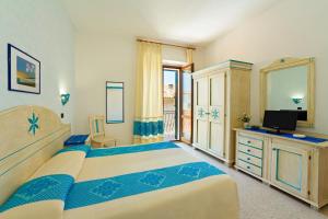 um quarto com uma cama e uma televisão em Hotel Moderno em Santa Teresa Gallura