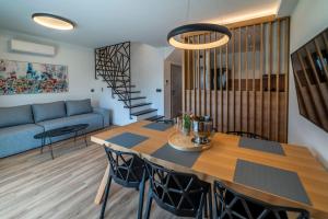 salon ze stołem i niebieską kanapą w obiekcie PINNA RESIDENCE - Datul w Puli