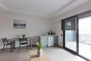 A kitchen or kitchenette at 12 Reasons Why Metaxourgeio