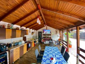 a kitchen and dining room with a table and chairs at Casa Mura in 2 Mai