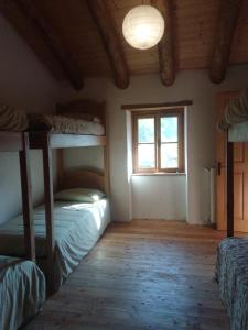 a bedroom with two bunk beds and a window at Ca' del Rì in Gargnano