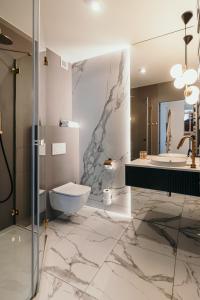 トルンにあるApartamenty Małe Garbaryのトイレと洗面台付きのバスルーム +42枚の写真