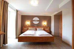 מיטה או מיטות בחדר ב-Hofgut Langenborn Wohnen auf Zeit möblierte Apartments Aschaffenburg Alzenau Frankfurt