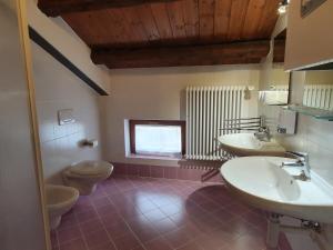 Ванна кімната в Fondazione Lucia De Conz