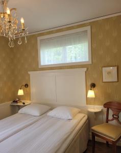 Postel nebo postele na pokoji v ubytování STF Grimsnäs Herrgård