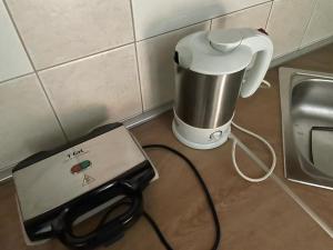 Příslušenství pro přípravu čaje a kávy v ubytování Miško Apartmani