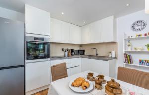 NedeščinaにあるHoliday House Bepinaの食べ物の皿が置かれたテーブルのあるキッチン