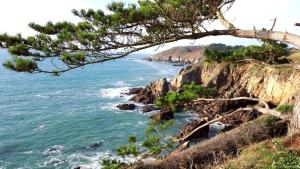 a view of the ocean from a cliff at TY MAGARI in Plougonvelin