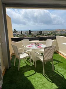 d'une terrasse avec une table et des chaises sur un balcon. dans l'établissement SHOWTIME NATURISTE PORT NATURE 6 parking privé clim ascenseur vue mer, au Cap d'Agde