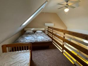 Posteľ alebo postele v izbe v ubytovaní Gyulai Brill Apartman